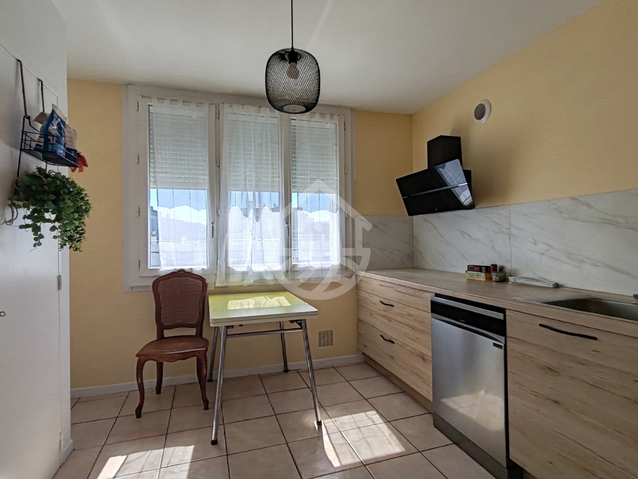 BOURG-LES-VALENCE : T3 - Balcon - Cave - Parking privé